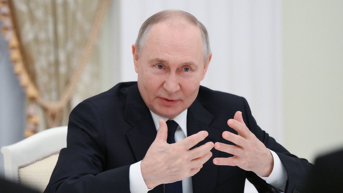 Putin meets winners of 2024 Presidential Prize in Science, Innovation for Young Scientists
epa11879164 Russian President Vladimir Putin meets with winners of the 2024 Presidential Prize in Science and Innovation for Young Scientists at the Kremlin in Moscow, Russia, 06 February 2025.  EPA/KRISTINA KORMILITSYNA/SPUTNIK/KREMLIN / POOL MANDATORY CREDIT 
Dostawca: PAP/EPA.
KRISTINA KORMILITSYNA/SPUTNIK/KREMLIN / POOL
event, office, head of state