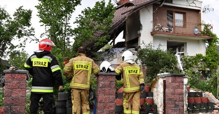 Chodel. Wybuch gazu w domu jednorodzinnym. Strażacy wydobyli z gruzów kolejne ciało
