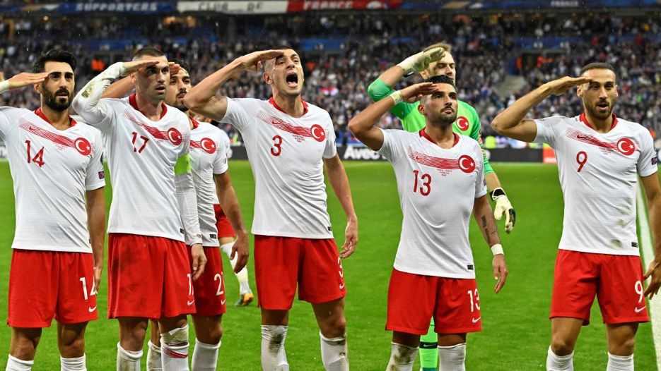 Zdjęcie okładkowe artykułu: Getty Images / Mustafa Yalcin/Anadolu Agency / Na zdjęciu: salutujący piłkarze reprezentacji Turcji
