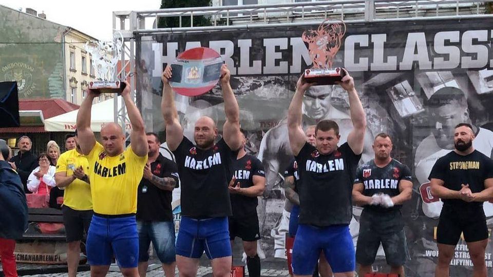 Zdjęcie okładkowe artykułu: Materiały prasowe / Na zdjęciu: podium mistrzostw Polski Strongman U105