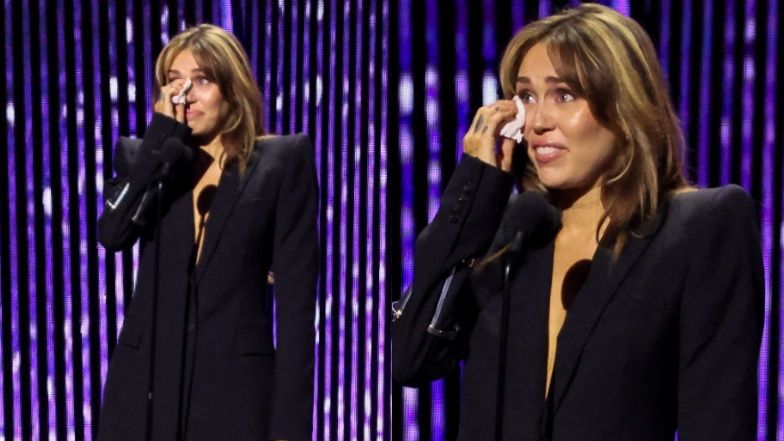 Zapłakana Miley Cyrus przyjmuje statuetkę Legendy Disneya