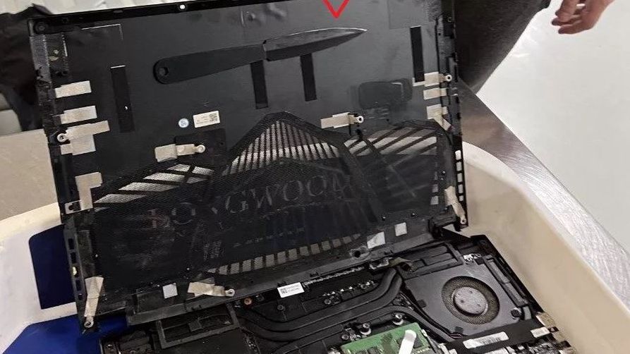 Laptop Gigabyte Aero 15 z ukrytym nożem przejęty przez TSA.