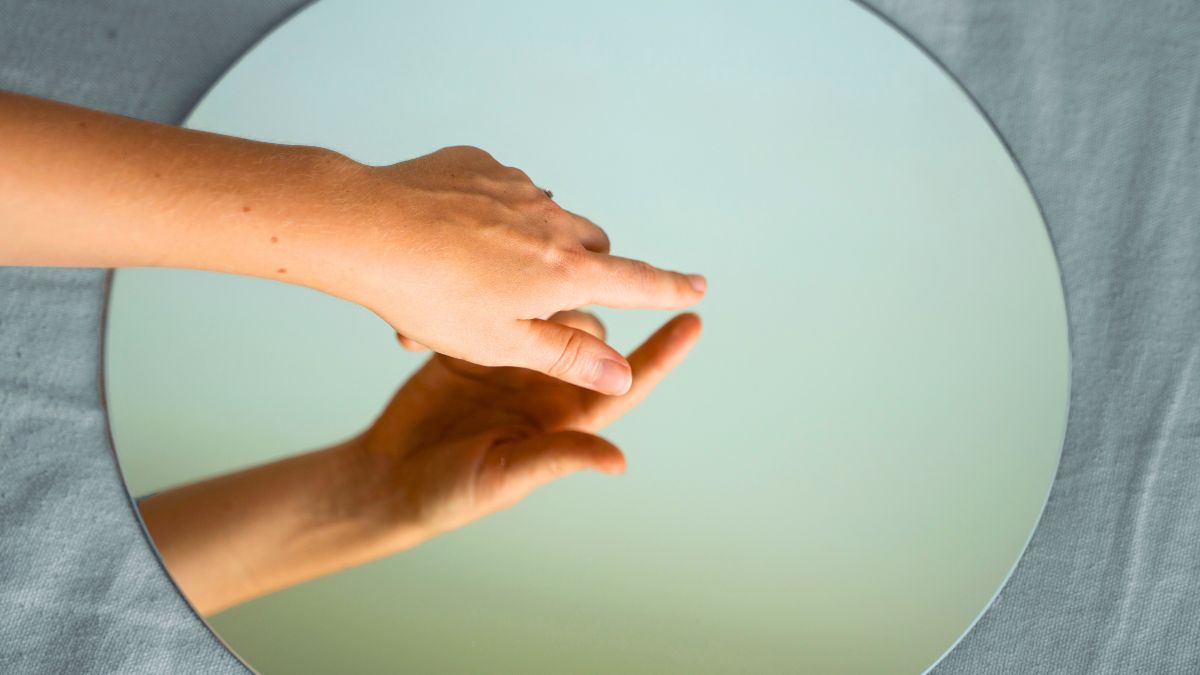 Warto wiedzieć jak odpowiednio zabezpieczyć lustro przed zbiciem. 