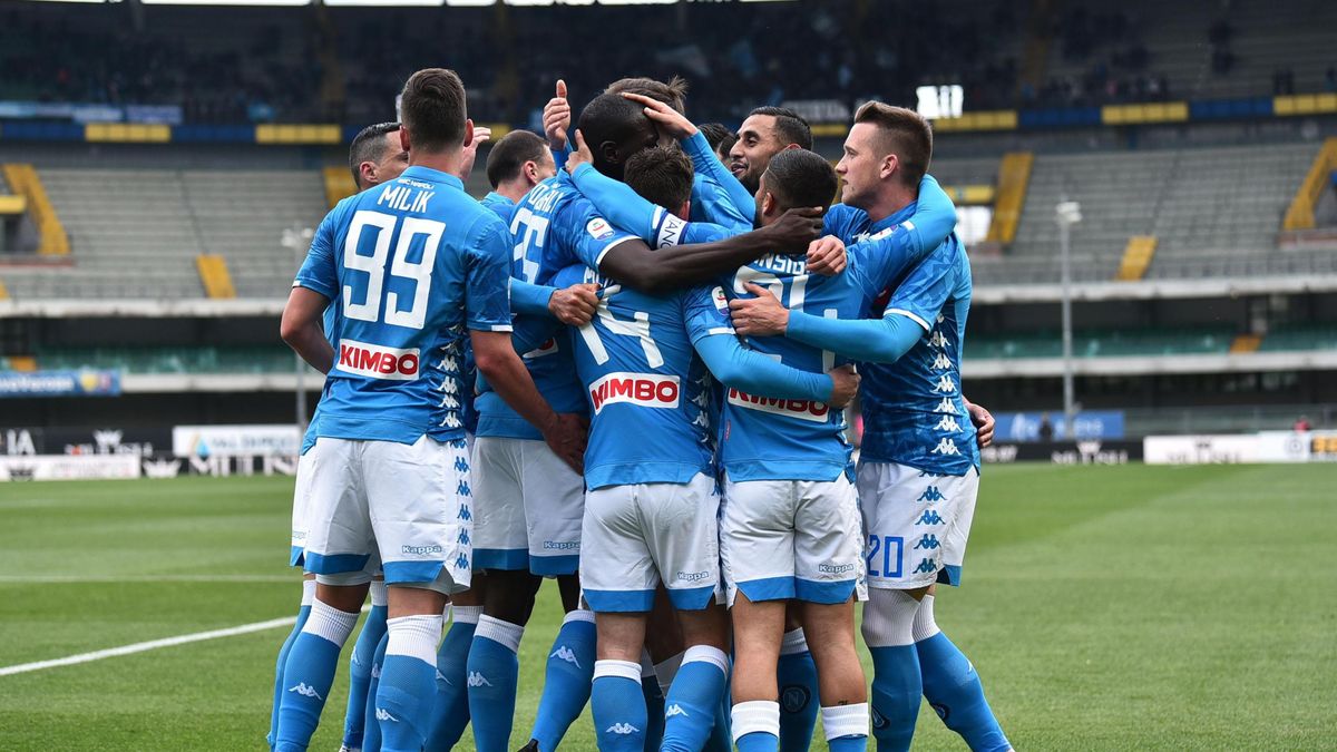PAP/EPA / PAOLO MAGNI / Na zdjęciu: piłkarze SSC Napoli