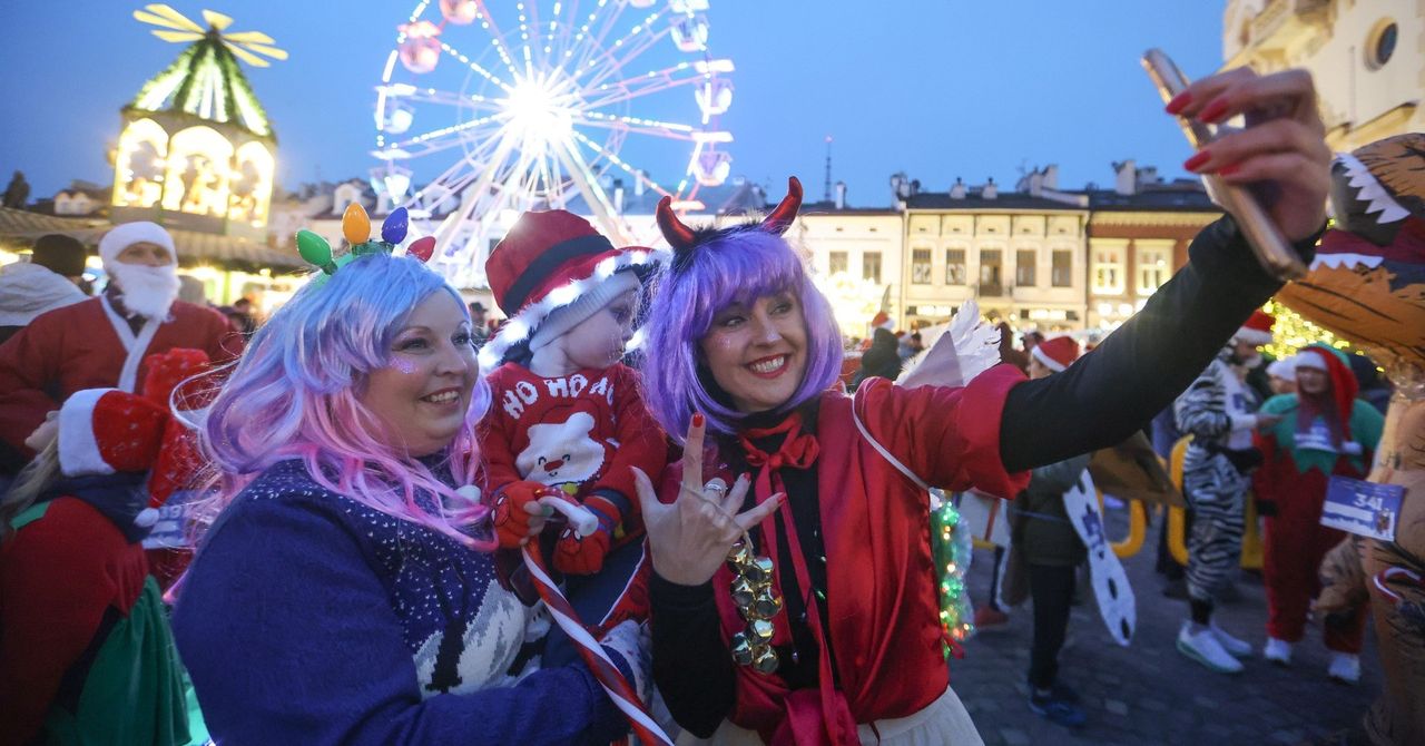 Rzeszów: II Rodzinny Bieg Mikołajkowy. Uczestnicy pobiegli w świątecznych przebraniach