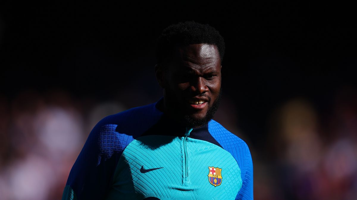 BARCELONA, SPAIN - DECEMBER 31: Franck Kessie of FC Barcelona warm up prior to the LaLiga Santander match between FC Barcelona and RCD Espanyol at Spotify Camp Nou on December 31, 2022 in Barcelona, Spain. (Photo by Eric Alonso/Getty Images)