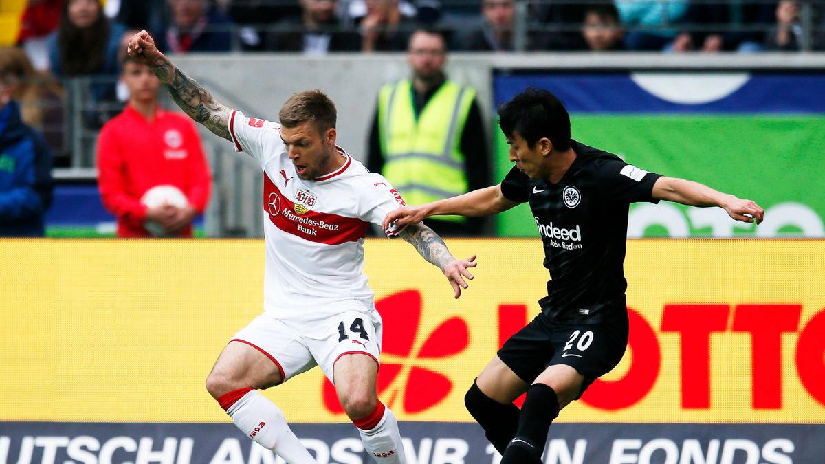 Alexander Esswein (z lewej) i Makoto Hasebe (z prawej)