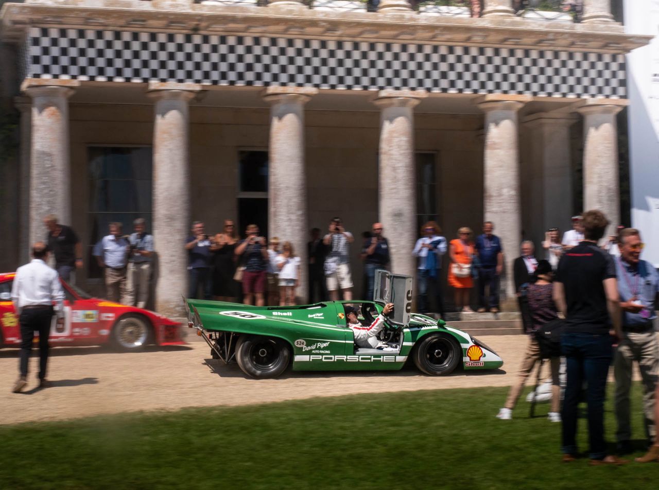 Porsche 917 Davida Pipera rusza sprzed Goodwood House po Porsche Moment