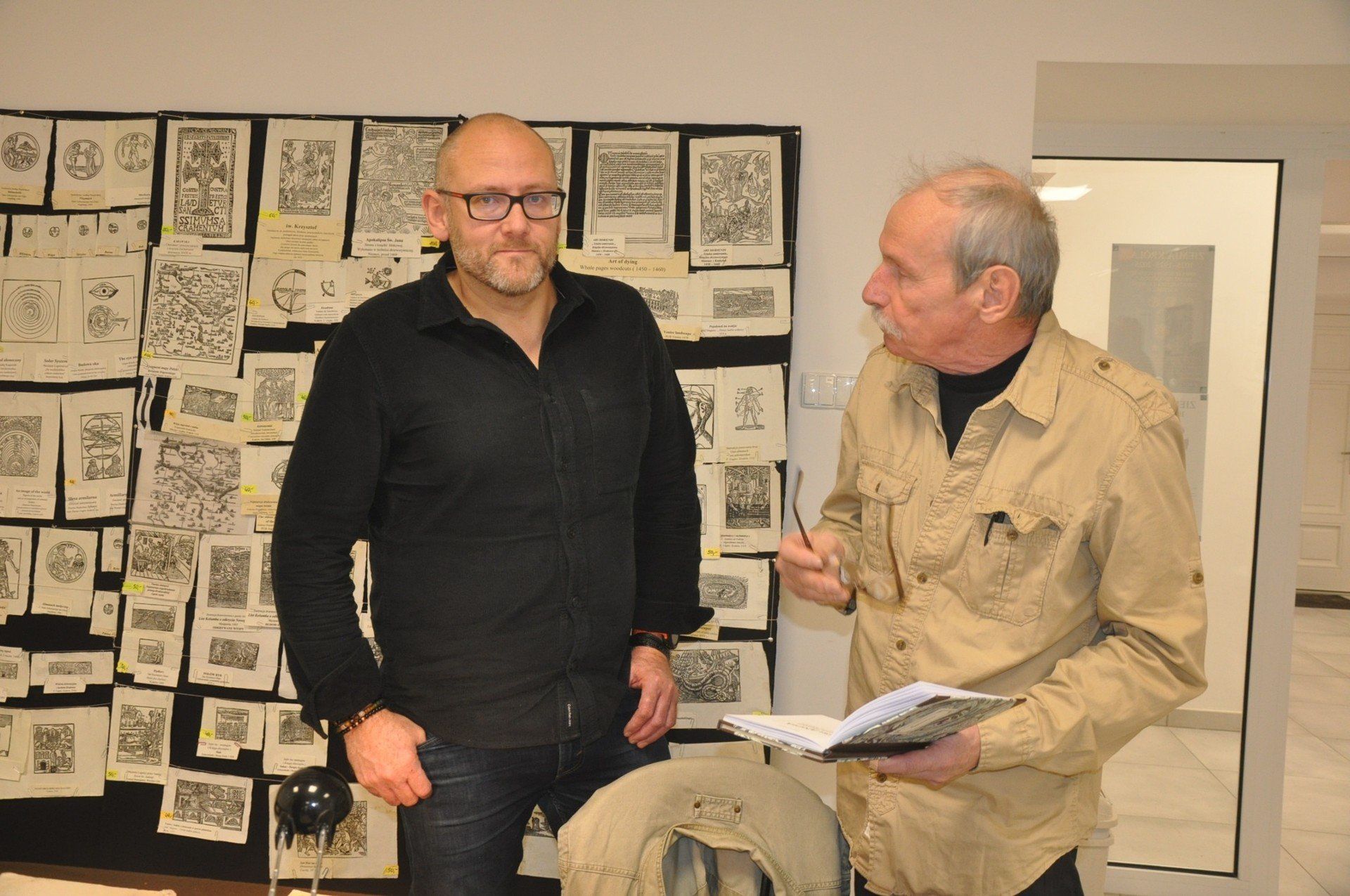 Weekend z historią i archeologią w Końskich. Swe drzeworyty i historyczne stemple pokazał Tadeusz Grajpel