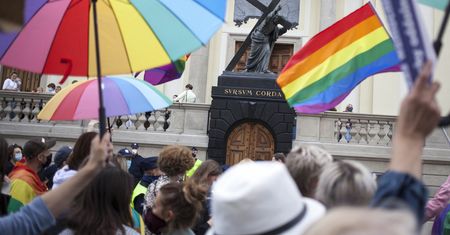 Dwa plemiona Polaków. Dzielą je nawet symbole