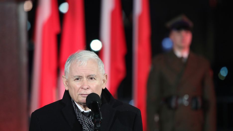 Warszawa, 10.11.2021. Prezes Prawa i Sprawiedliwości, wicepremier Jarosław Kaczyński przemawia pod pomnikiem Józefa Piłsudskiego na pl. Piłsudskiego w Warszawie, 10 bm. Trwają społeczne obchody w przededniu Narodowego Święta Niepodległości, w 103. rocznicę przyjazdu Marszałka Piłsudskiego do Warszawy. (aldg) PAP/Wojciech Olkuśnik