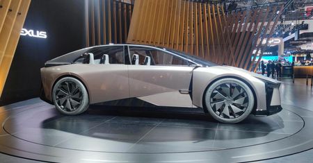 Nowy sedan Lexusa. LF-ZC przeniesie cię do świata wirtualnego