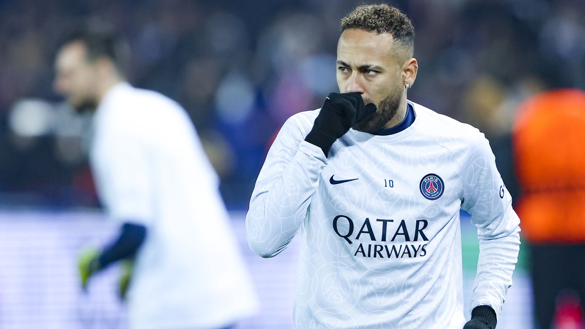 PARIS, FRANCE - FEBRUARY 14: Neymar of  Paris Saint-Germain FC Looks on prior to the UEFA Champions League round of 16 leg one match between Paris Saint-Germain and FC Bayern München at Parc des Princes on February 14, 2023 in Paris, France. (Photo by NESimages/Geert van Erven/DeFodi Images via Getty Images)