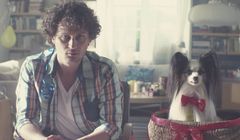 Właściciel opuszczający psa reklamuje Nokia Treasure Tag (wideo)