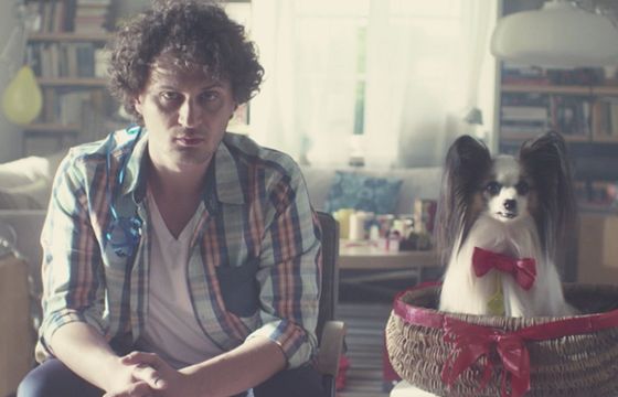 Właściciel opuszczający psa reklamuje Nokia Treasure Tag (wideo)