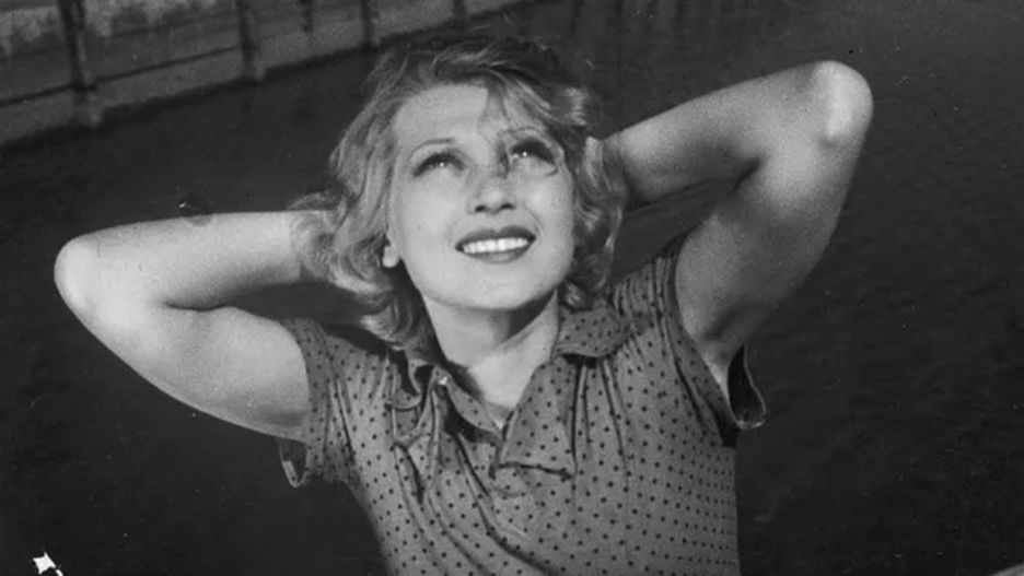 Wbrew krążącym plotkom Ina przeżyła wojnę. Udało jej się uciec z kraju, a na emigracji rozpoczęła nowe życie. Zdjęcie z filmu "Ludzie Wisły" (1938)