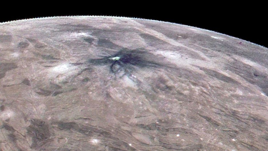 Zdjęcie Europy wykonane przez sondę kosmiczną Juno