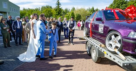 BMW dla syna Krzysztofa Rutkowskiego. Znany ksiądz reaguje
