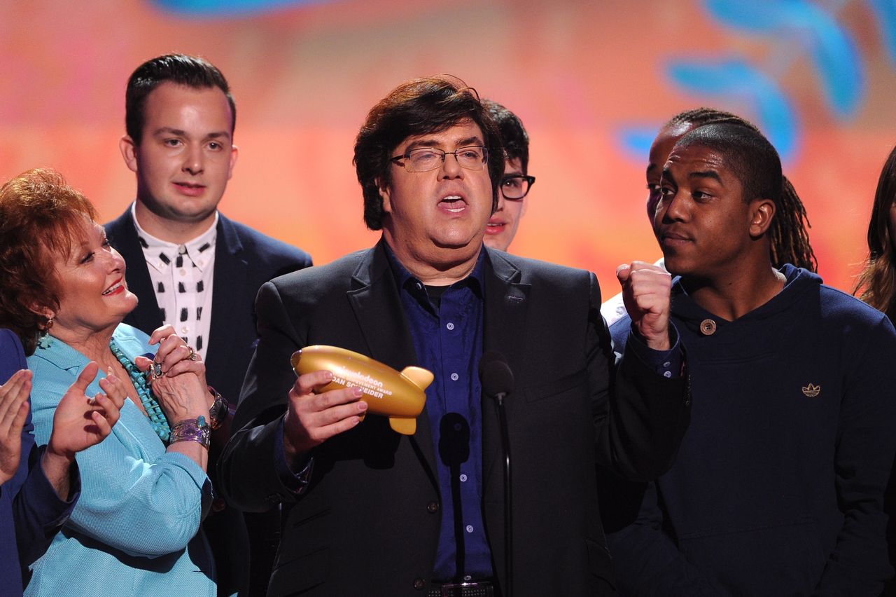 Dan Schneider w 2014 r. z nagrodą Kids' Choice Awards za życiowy dorobek