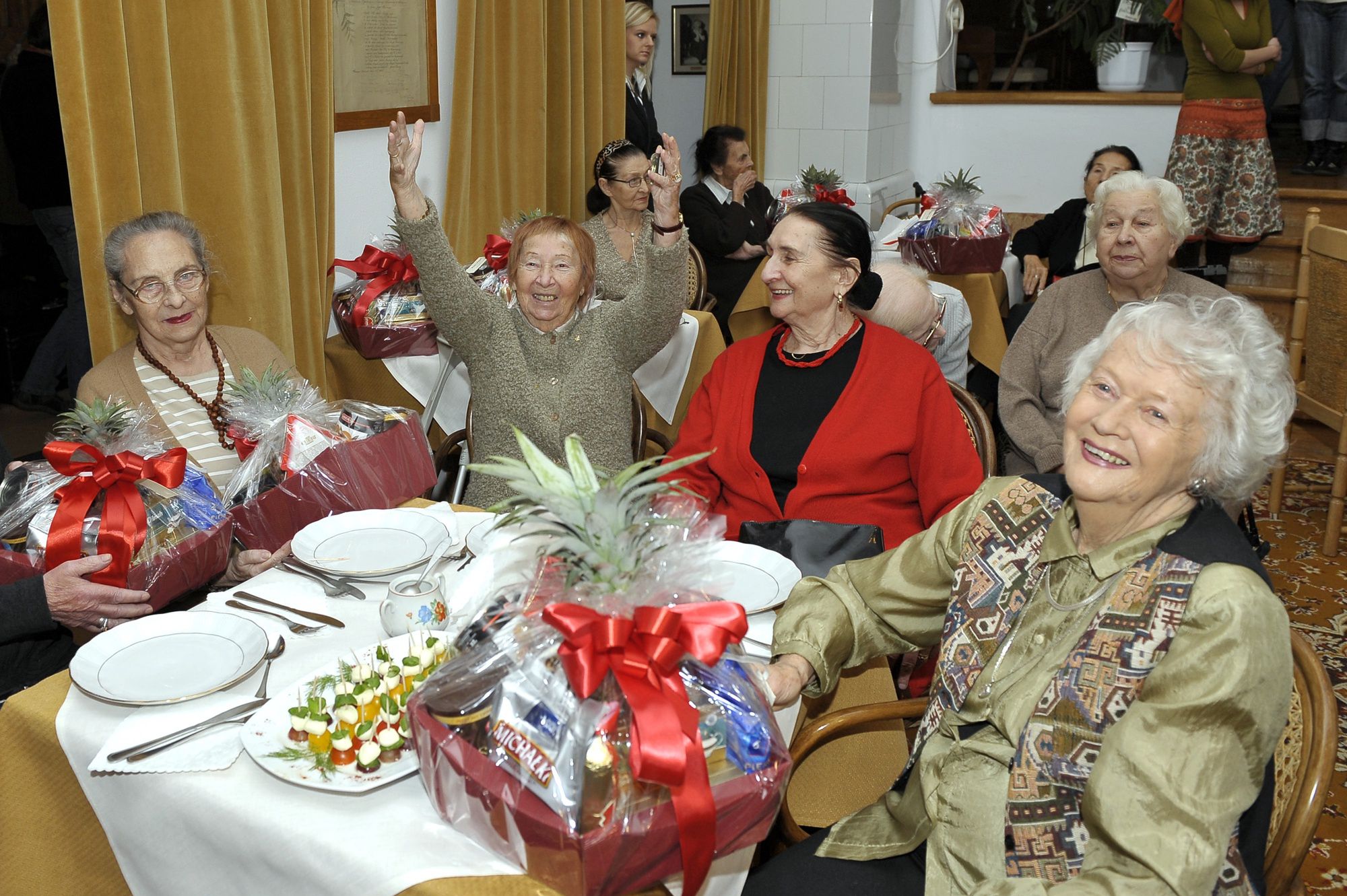 Na zdjęciu mieszkanki DAW w 2008 r.: Aniela Świderska-Pawlik, Irena Kwiatkowska, Maria Kubisa, Zofia Żarnecka, Tamara Tatera