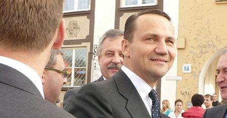 Sikorski wygrywa z Wprostem. Tygodnik musi przeprosić