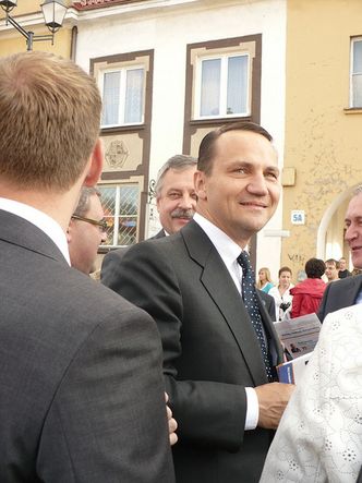 Sikorski wygrywa z Wprostem. Tygodnik musi przeprosić