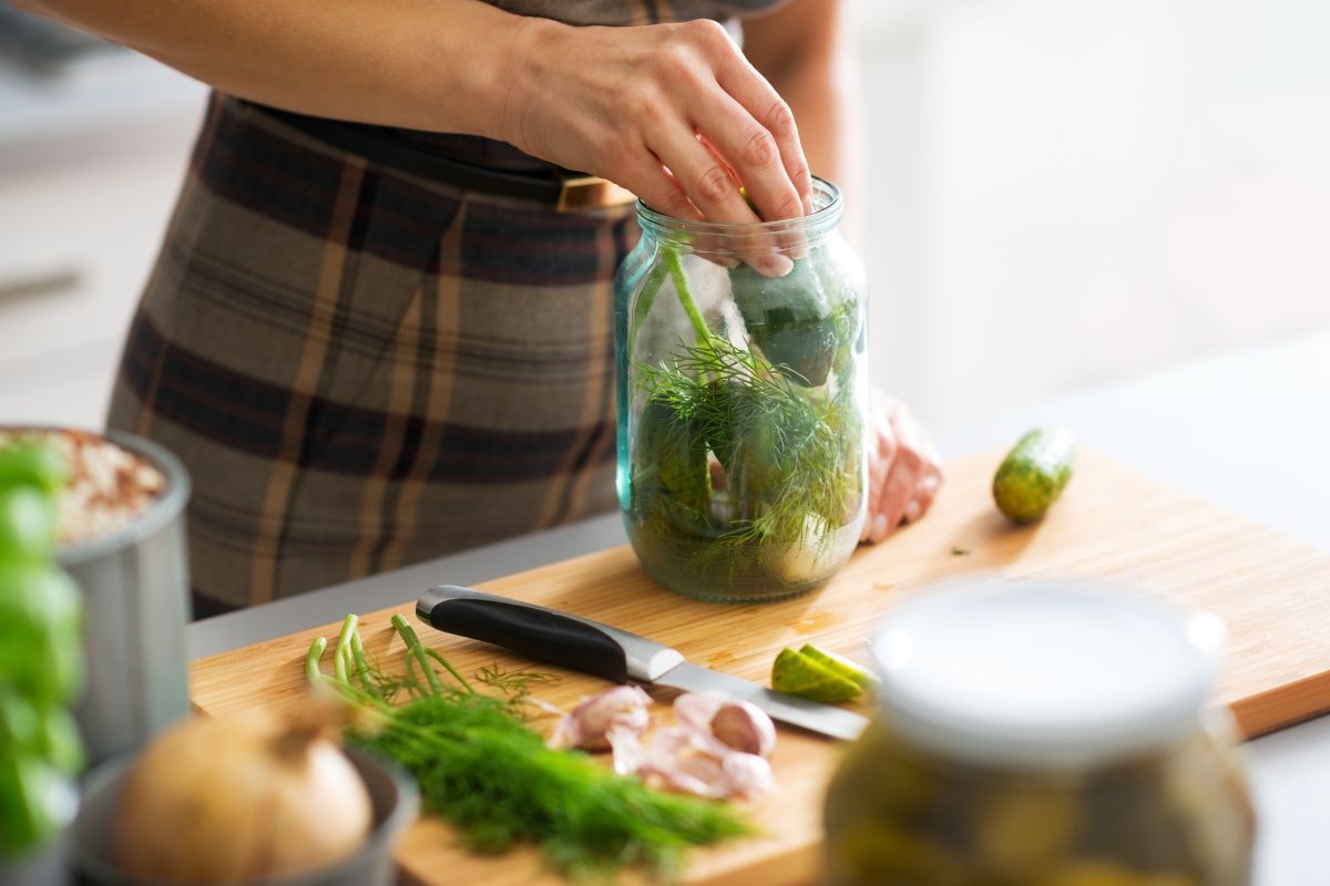 Preparation of cucumbers in Warsaw style is not difficult.