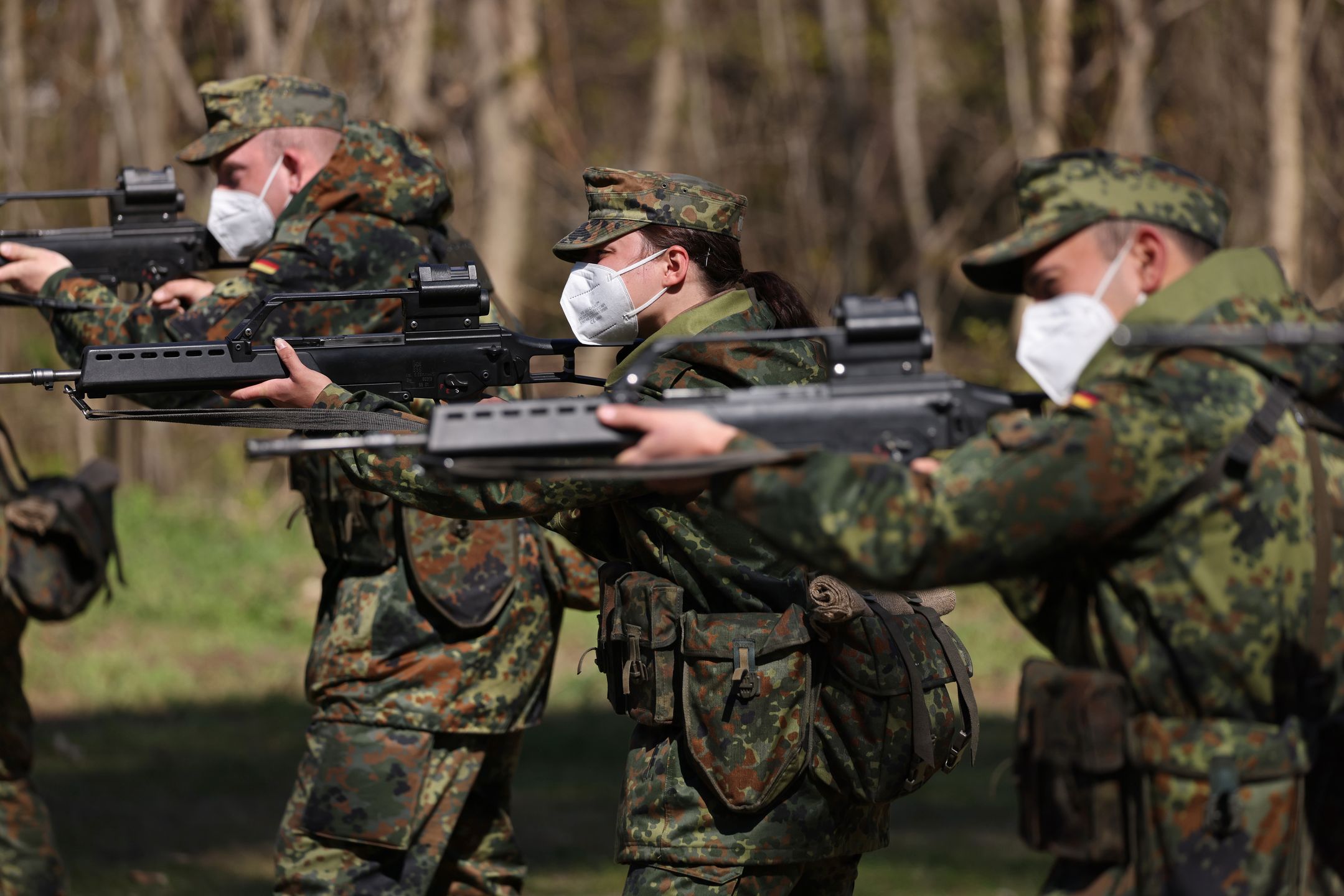 Żołnierze Bundeswehry z karabinkami HK G36 podczas ćwiczeń poligonowych. (Photo by Sean Gallup/Getty Images)