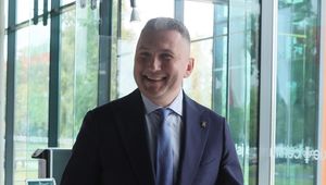Tak zatrudniał Piesiewicz. "Sześć miesięcy wypowiedzenia"