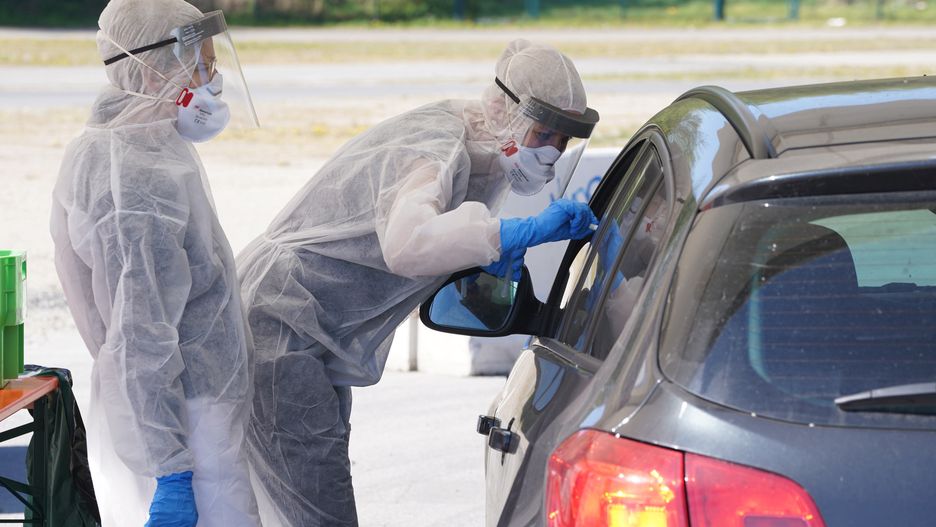 Koronawirus w Polsce. Resort zdrowia o zmianach zasad kwarantanny. "Drive-thru na szeroką skalę"  (zdj. ilustracyjne)