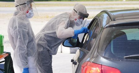 Koronawirus w Polsce. Resort zdrowia o zmianach zasad kwarantanny. "Drive-thru na szeroką skalę"