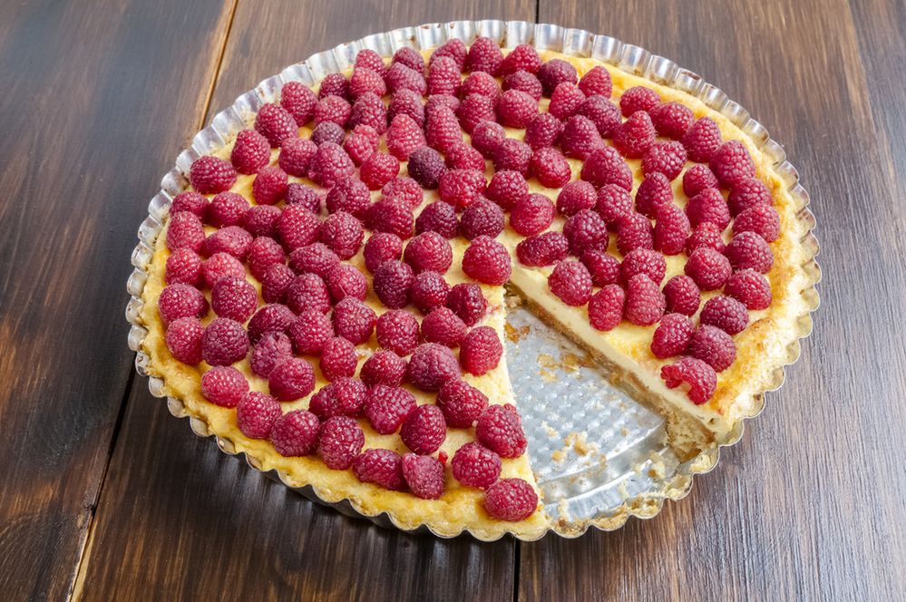 Delikatny sernik z ricottą i malinami