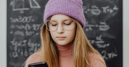 Zakaz telefonów w szkołach. Czy to realne w Polsce?