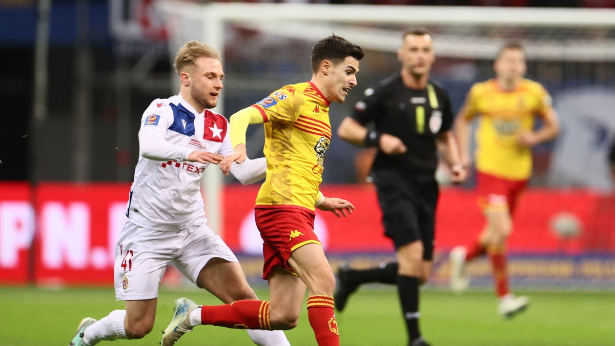 PAP / Leszek Szymański / Na zdjęciu: Zawodnik Jagiellonii Białystok Miki Villar (2L) i Kacper Duda (L) z Wisły Kraków podczas meczu o piłkarski Superpuchar Polski