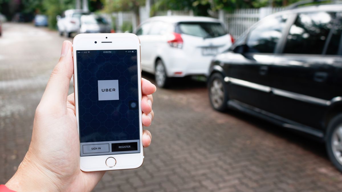 Aplikacja Ubera obsługuje już Apple Pay. (depositphotos)