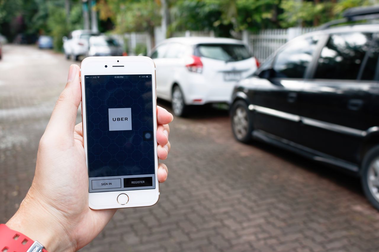 Użytkownicy iPhone'ów nie muszą już podawać numeru karty w Uberze. Wystarczy Apple Pay