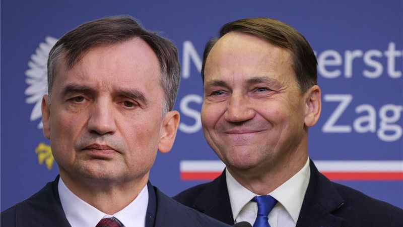  Sikorski unieważnił paszport dyplomatyczny Ziobry
