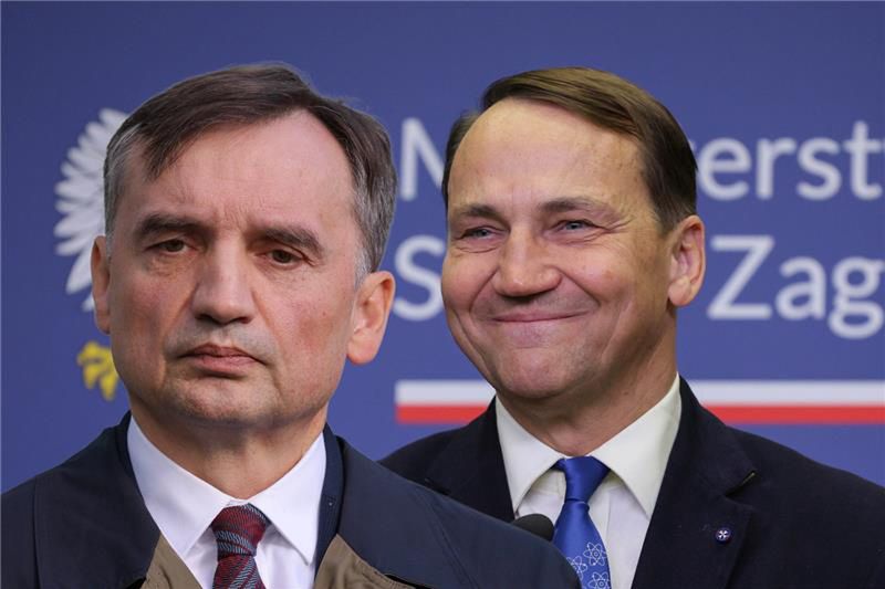 Sikorski unieważnił paszport dyplomatyczny Ziobry