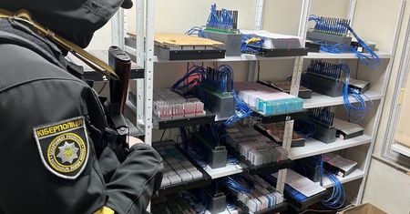 Zlikwidowali fabryki rosyjskich trolli. Znaleźli w nich 100 tys. kart SIM