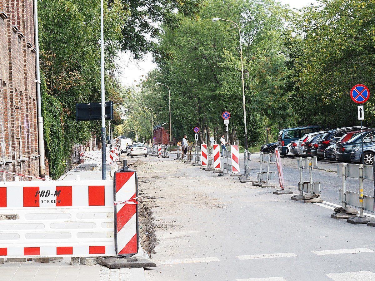 Remontowana ulica Tymienieckiego, a na niej samochody i piesi