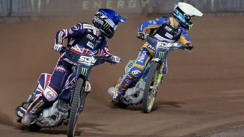 WP SportoweFakty / Jarosław Pabijan / Na zdjęciu: Tai Woffinden przez Artiomem Łagutą