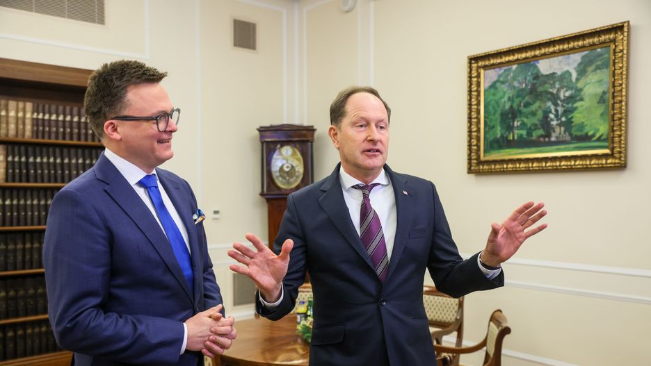 Warszawa, 04.12.2023. Marszałek Sejmu Szymon Hołownia (L) oraz ambasador Stanów Zjednoczonych Ameryki w RP Mark Brzezinski (P) na spotkania w Sejmie w Warszawie, 4 bm. (aldg) PAP/Leszek Szymański