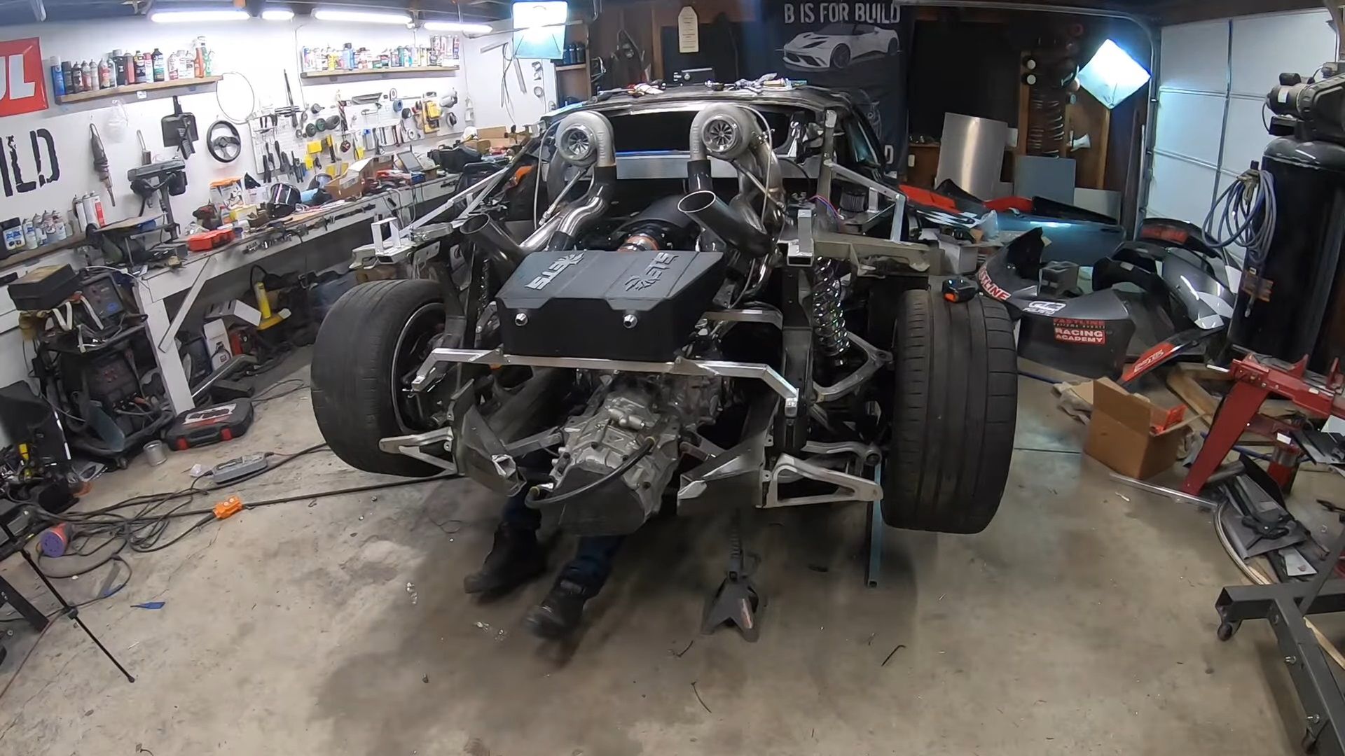 7-litrowe V8 LS zostało wyposażone w 2 turbosprężarki