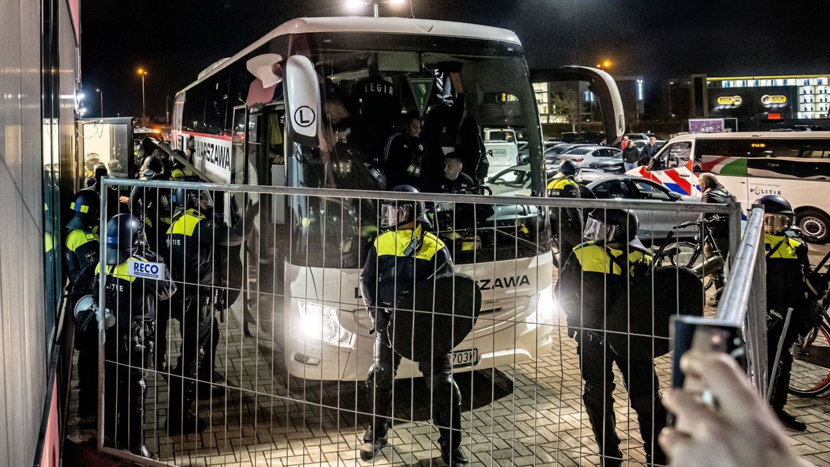 policja przed autokarem Legii Warszawa w Alkmaar
