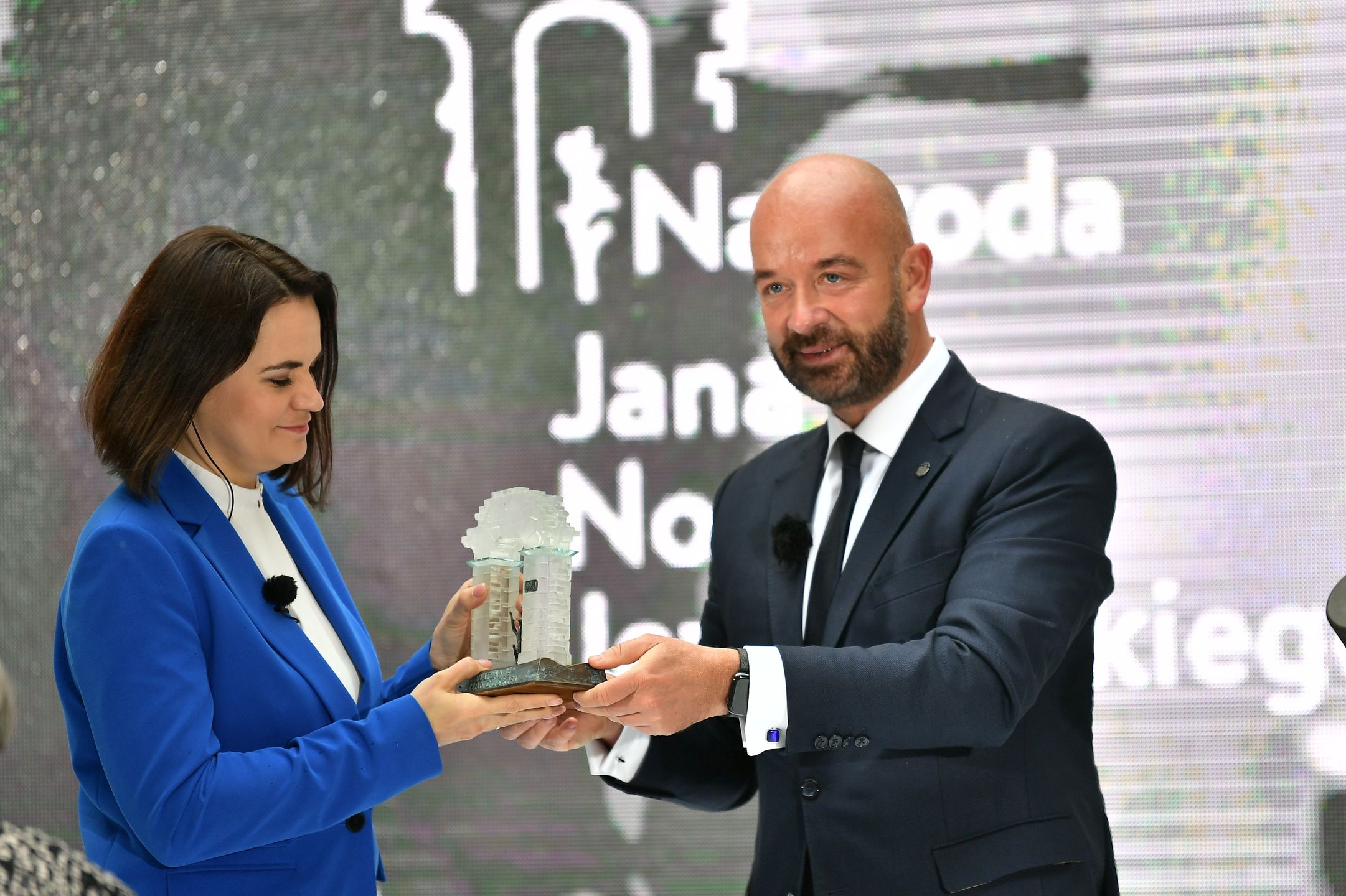 W piątek we Wrocławiu odbyła się gala, w trakcie której wręczono Nagrodę Jana Nowaka-Jeziorańskiego. W tym roku tym prestiżowym wyróżnieniem wynagrodzone zostały Swietłana Cichanouska, Maryja Kalesnikawa i Wołha Kawalkowa. Od kilku miesięcy walczą one o demokrację na Białorusi.