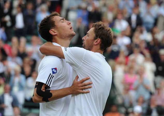 Jerzy Janowicz i Łukasz Kubot po pojedynku na Wimbledonie w 2013 r. (fot. Kieran Galvin/Newspix/FotoOlimpik).
