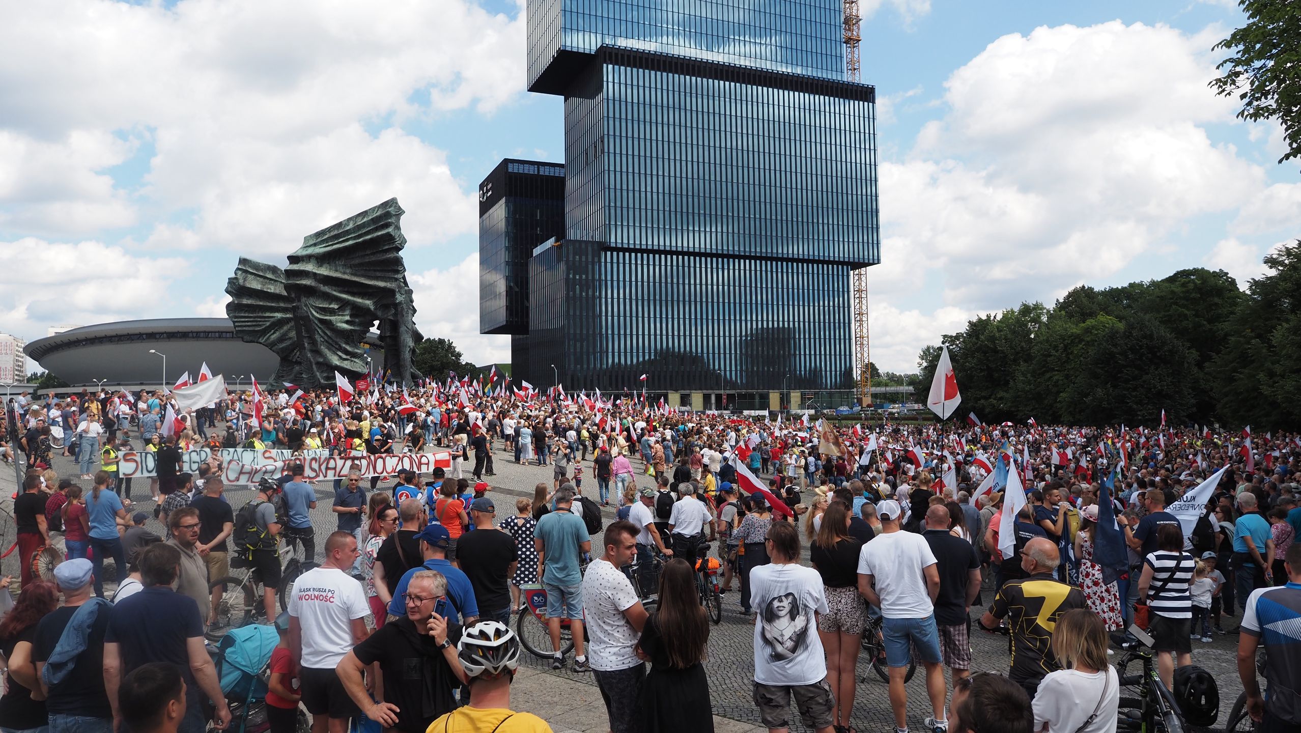 Śląski Marsz Wolności. Tysiące osób na manifestacji antyszczepionkowców w Katowicach