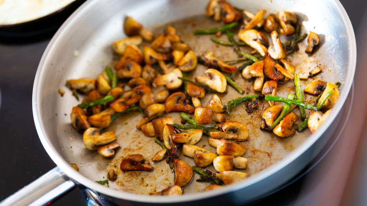 Wypal patelnie, a unikniesz przywierania do niej jedzenia