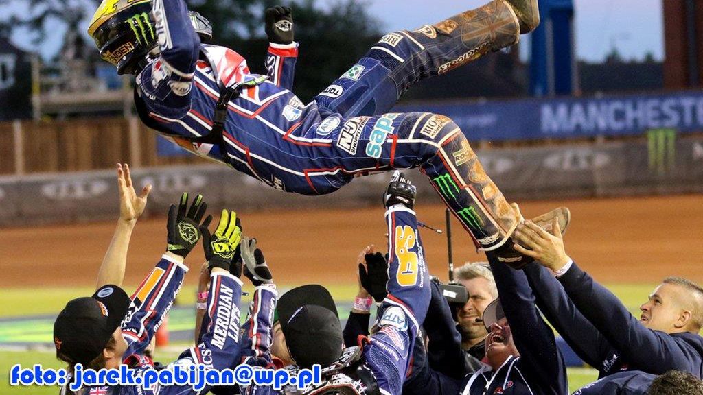 Tai Woffinden podrzucany przez kolegów po finale w Manchesterze w 2016 roku