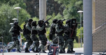 Uzbrojony mężczyzna zabarykadował się w domu. Koniec akcji antyterrorystów
